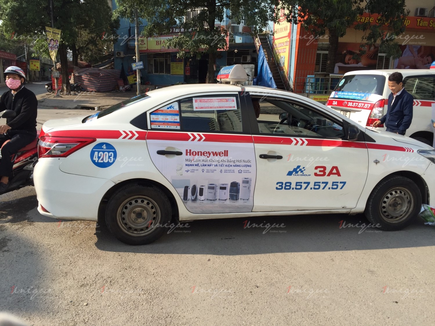 quảng cáo trên taxi group