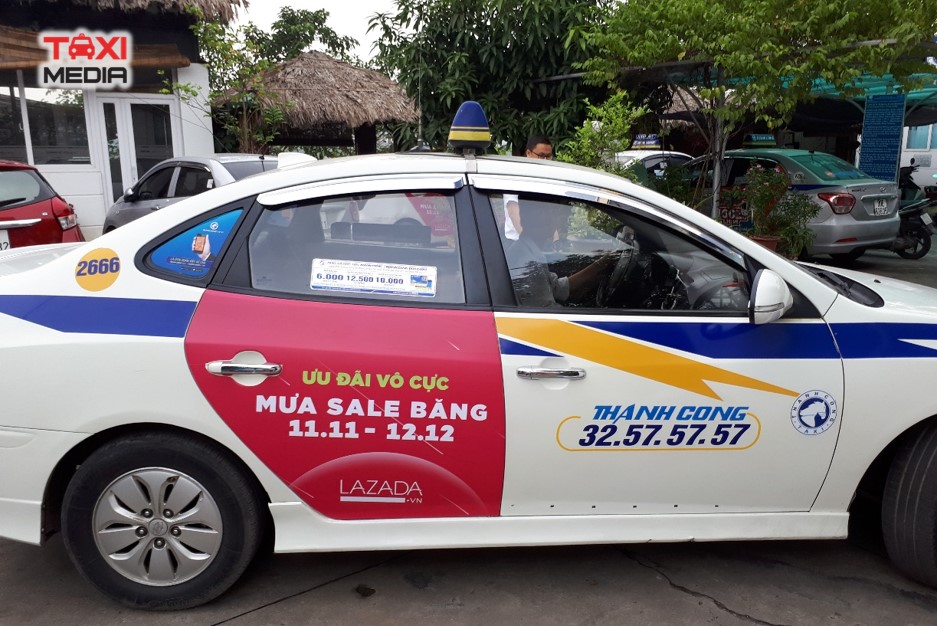 lazada quảng cáo trên taxi